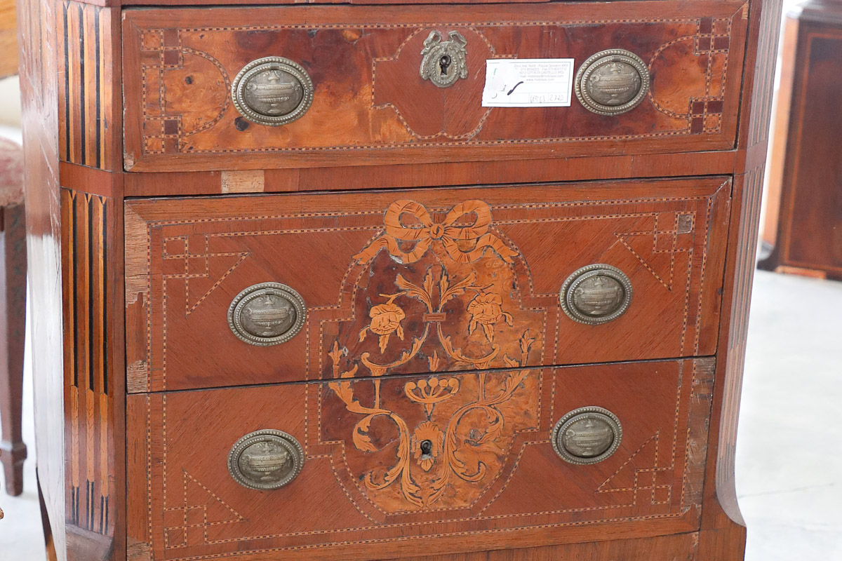 Commode in walnut with marble top, 18th century, French - Commodes Commode in walnut with marble top, 18th century, French - Commodes