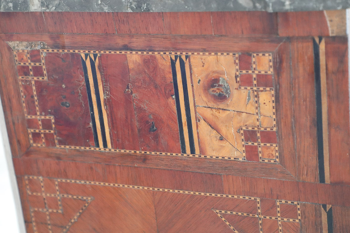 Commode in walnut with marble top, 18th century, French - Commodes Commode in walnut with marble top, 18th century, French - Commodes