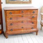 Commode in walnut with marble top, 18th century, French - Commodes Commode in walnut with marble top, 18th century, French - Commodes