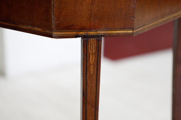 Tavolino porta lavoro in mogano, epoca Biedermeier - Tavoli e Scrittoi