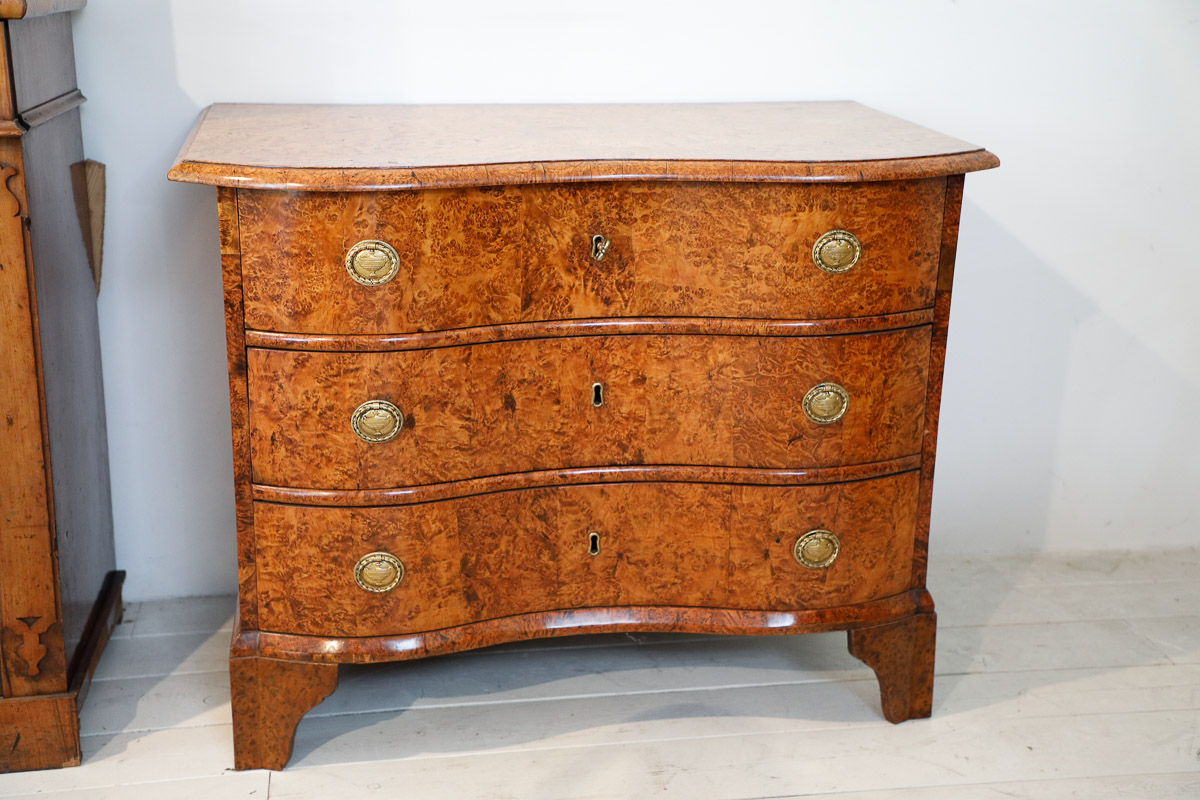 Small commode in birch brier-root, early 18th century - Commodes Small commode in birch brier-root, early 18th century - Commodes