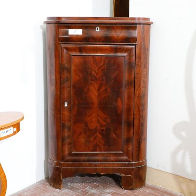 Corner cupboard in mahogany and feather, mid 19th century