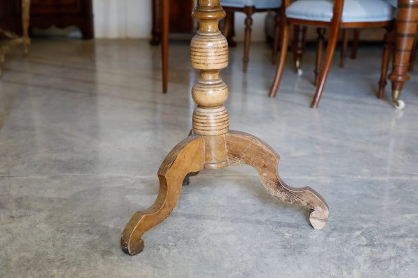 Octagonal occasional table in walnut - Tables and Desks