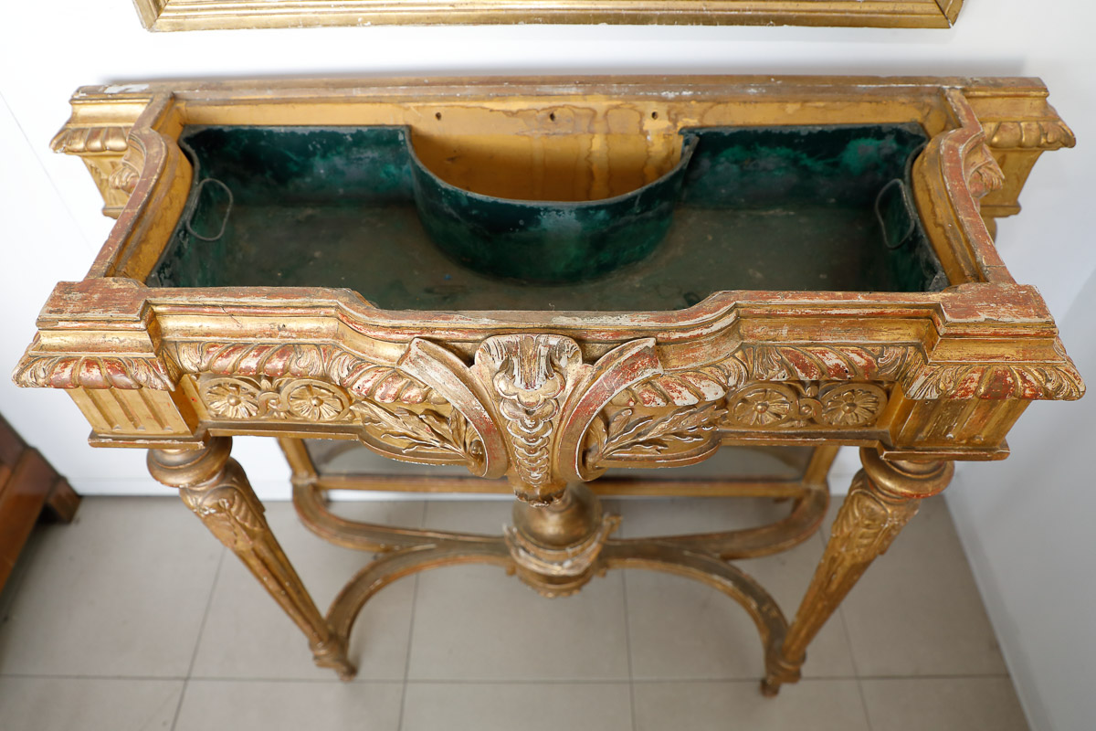 Shaped gilded console with planter, France, Louis XVI - Consoles Shaped gilded console with planter, France, Louis XVI - Consoles