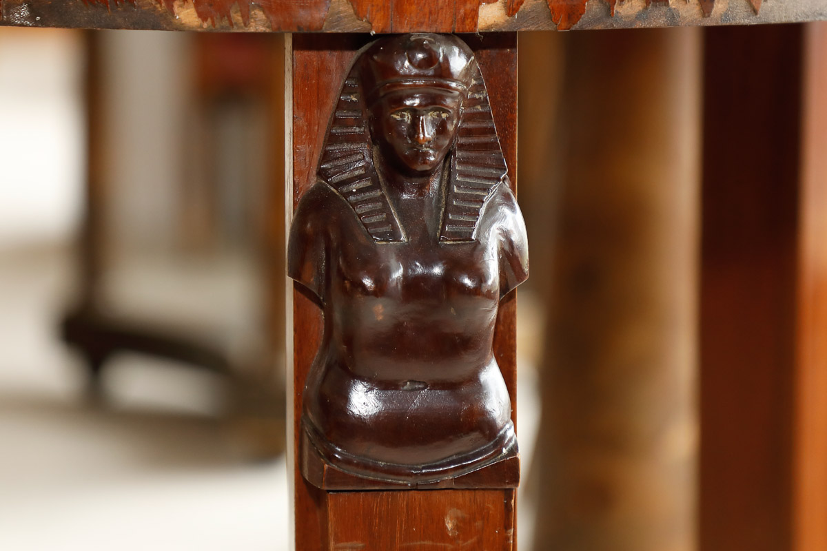 Tavolino tondo in mogano con piano in marmo, cariatidi ornamentali - Tavoli e Scrittoi Tavolino tondo in mogano con piano in marmo, cariatidi ornamentali - Tavoli e Scrittoi