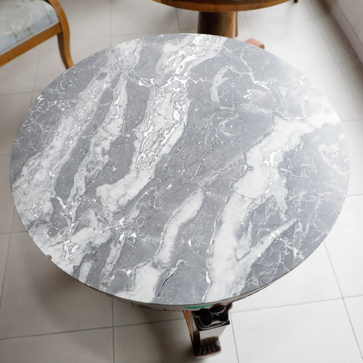 Tavolino tondo in mogano con piano in marmo, cariatidi ornamentali - Tavoli e Scrittoi Tavolino tondo in mogano con piano in marmo, cariatidi ornamentali - Tavoli e Scrittoi