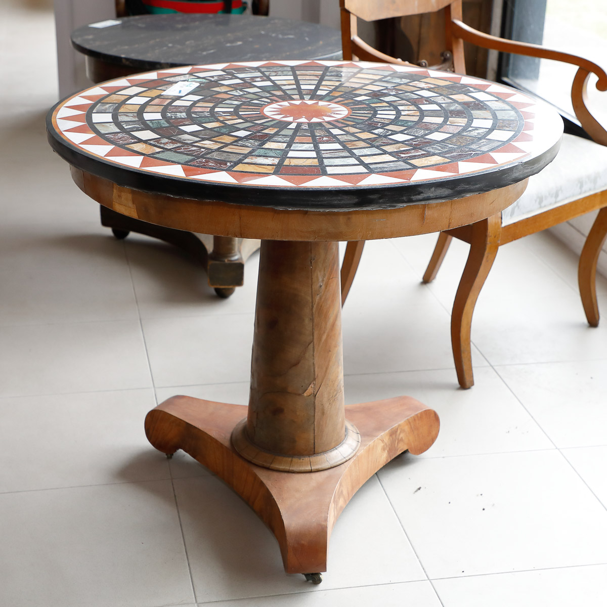 Tavolino tondo in mogano con piano in marmo, cariatidi ornamentali - Tavoli e Scrittoi Tavolino tondo in mogano con piano in marmo, cariatidi ornamentali - Tavoli e Scrittoi