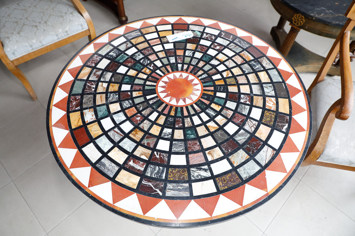 Tavolino impero in piuma di mogano intarsiato con pietre, Francia - Tavoli e Scrittoi Tavolino impero in piuma di mogano intarsiato con pietre, Francia - Tavoli e Scrittoi