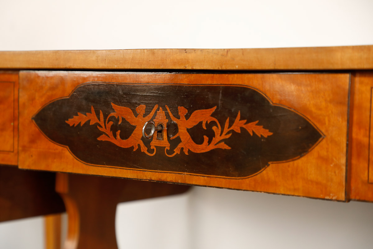 Writing desk in tiger birch, Scandinavian origin, 19th century - Tables and Desks Writing desk in tiger birch, Scandinavian origin, 19th century - Tables and Desks