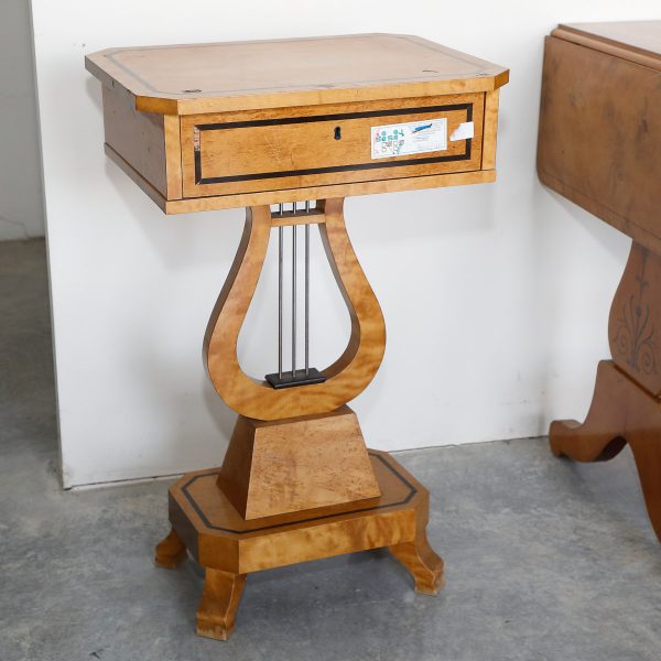 Octagonal occasional table in birch, Scandinavian origin, 19th century - Tables and Desks