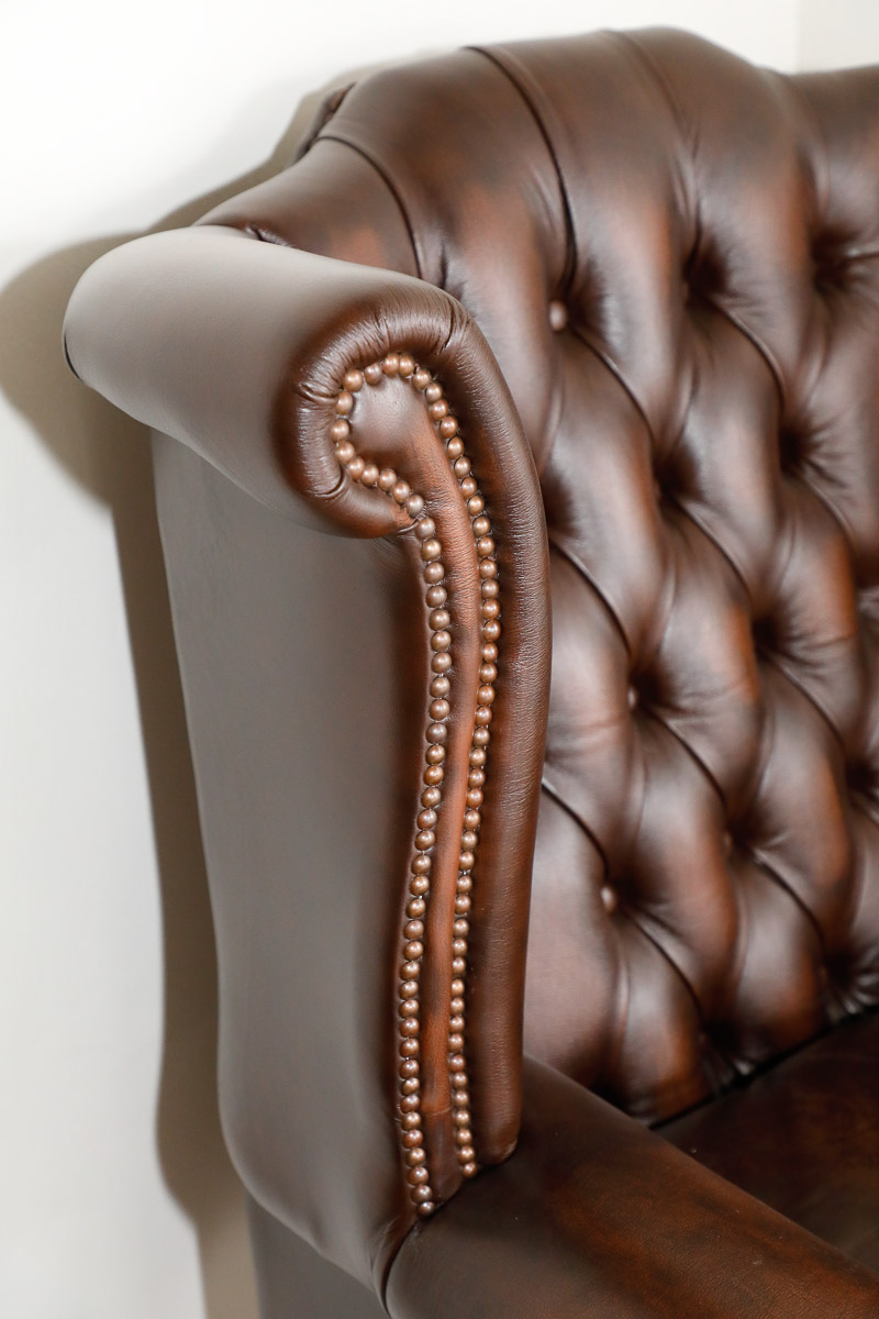 Bergères in leather, England, Chesterfield - Chairs and Armchairs Bergères in leather, England, Chesterfield - Chairs and Armchairs