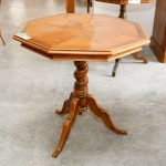 Centre desk in walnut, England, 19th century - Tables and Desks