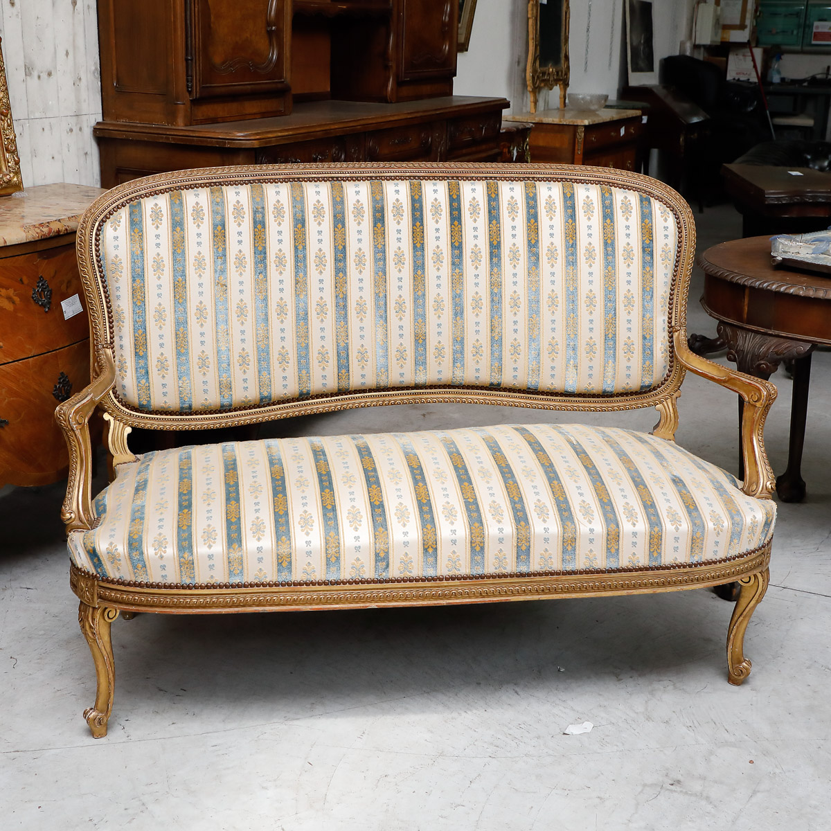 Divano in legno dorato con schienale e seduta imbottita, 800 - Divani Divano in legno dorato con schienale e seduta imbottita, 800 - Divani