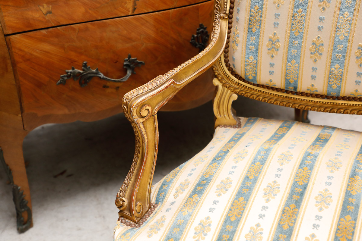 Divano in legno dorato con schienale e seduta imbottita, 800 - Divani Divano in legno dorato con schienale e seduta imbottita, 800 - Divani