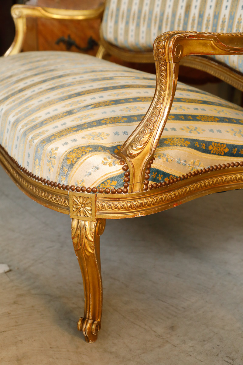 Divano in legno dorato con schienale e seduta imbottita, 800 - Divani Divano in legno dorato con schienale e seduta imbottita, 800 - Divani