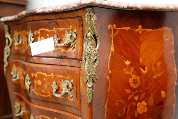Comoncino in bois de roses intarsiato a motivi floreali, Napoleone III. - Comò