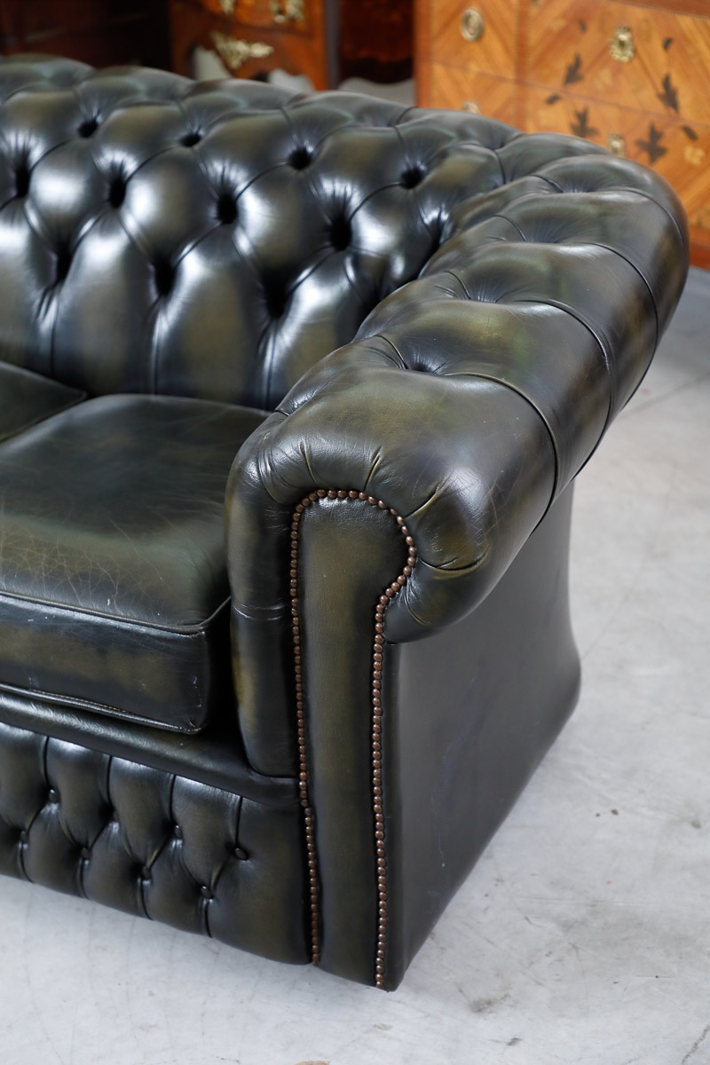 Sofa in olive green leather, England, Chesterfield, 20th century - Sofas Sofa in olive green leather, England, Chesterfield, 20th century - Sofas