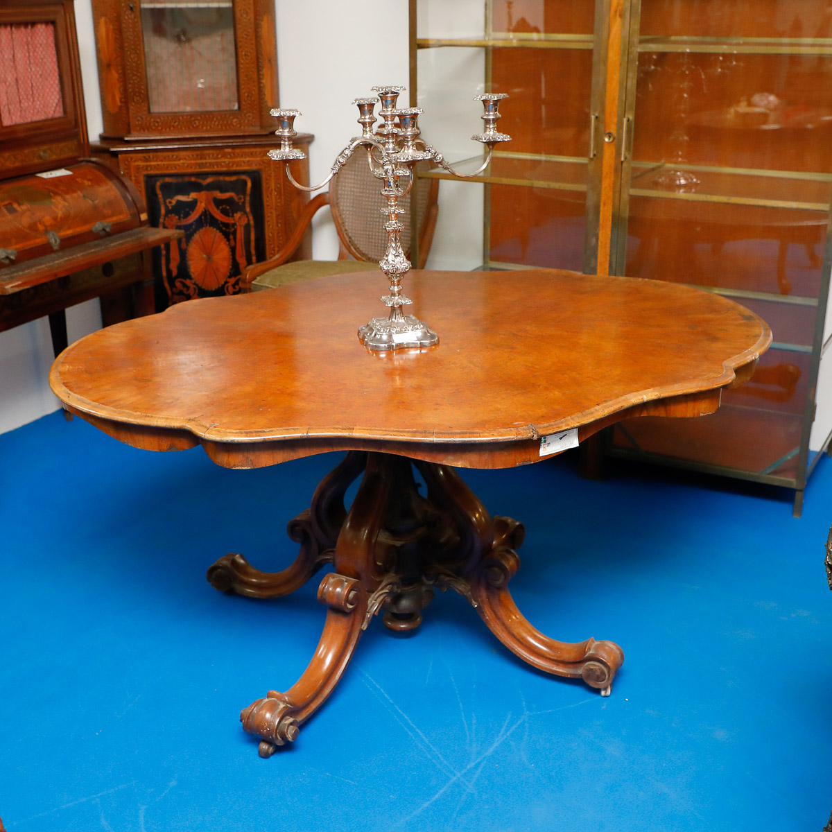 Centre turtle table in walnut, Victorian era - Tables and Desks Centre turtle table in walnut, Victorian era - Tables and Desks