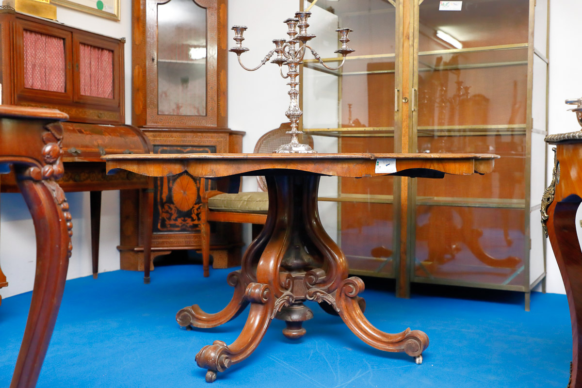 Centre turtle table in walnut, Victorian era - Tables and Desks Centre turtle table in walnut, Victorian era - Tables and Desks