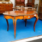 Centre turtle table in walnut, Victorian era - Tables and Desks Centre turtle table in walnut, Victorian era - Tables and Desks