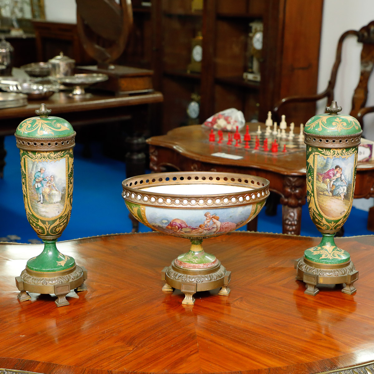 Vases with lid and cachepot in porcelain, France, 19th century - Furniture accessories Vases with lid and cachepot in porcelain, France, 19th century - Furniture accessories