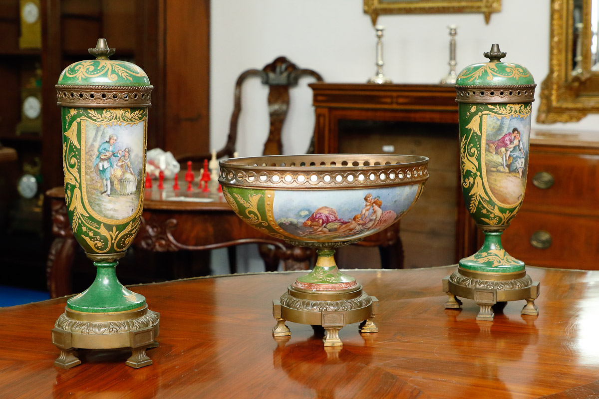 Vases with lid and cachepot in porcelain, France, 19th century - Furniture accessories Vases with lid and cachepot in porcelain, France, 19th century - Furniture accessories