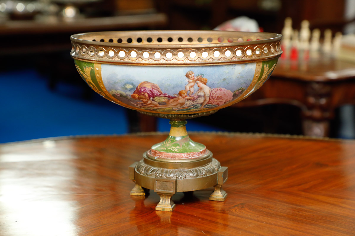 Vases with lid and cachepot in porcelain, France, 19th century - Furniture accessories Vases with lid and cachepot in porcelain, France, 19th century - Furniture accessories