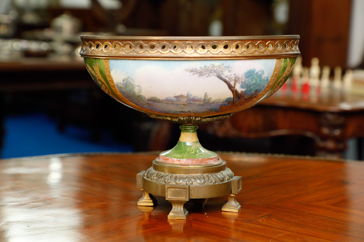 Vases with lid and cachepot in porcelain, France, 19th century - Furniture accessories Vases with lid and cachepot in porcelain, France, 19th century - Furniture accessories