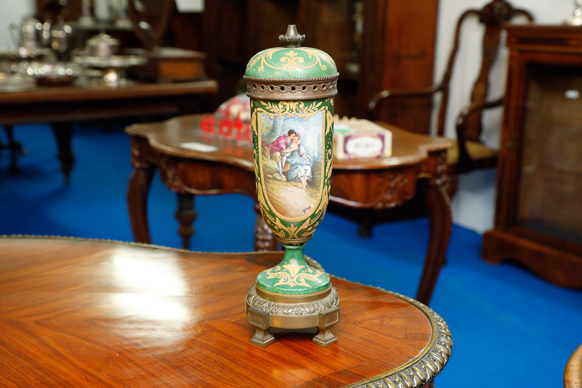 Vases with lid and cachepot in porcelain, France, 19th century - Furniture accessories Vases with lid and cachepot in porcelain, France, 19th century - Furniture accessories