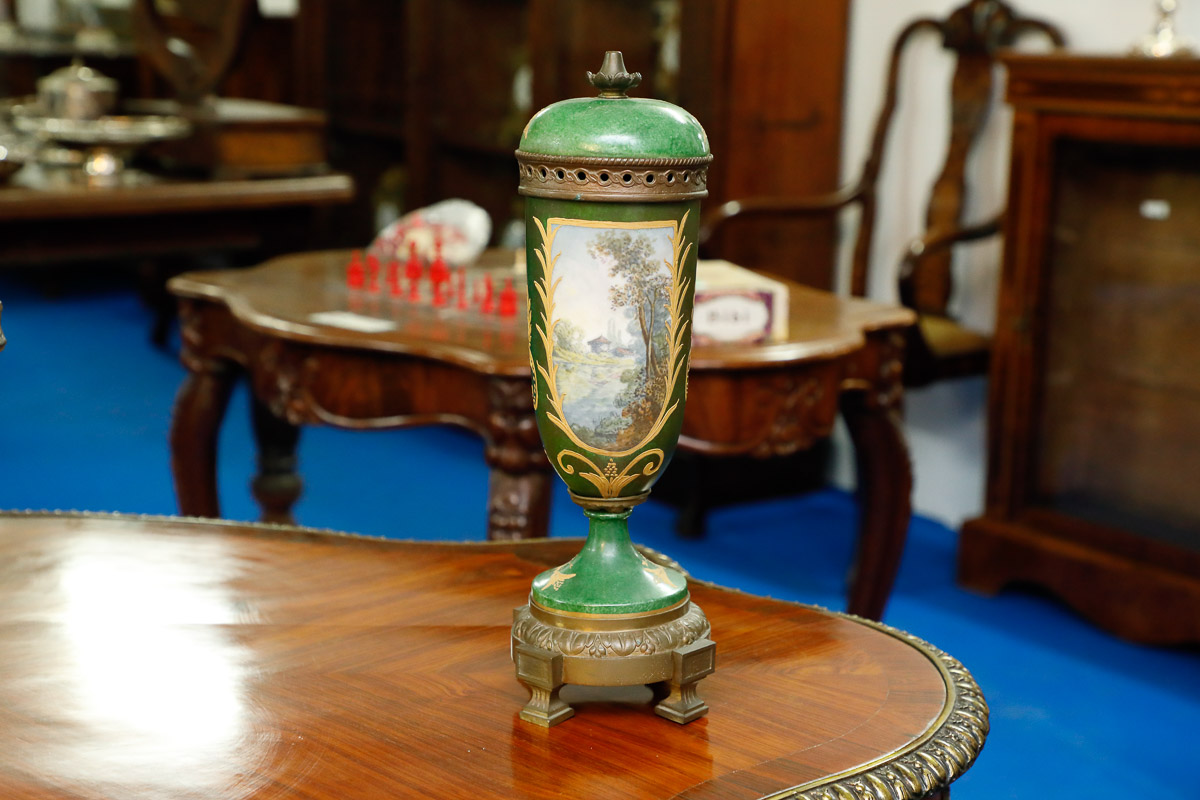 Vases with lid and cachepot in porcelain, France, 19th century - Furniture accessories Vases with lid and cachepot in porcelain, France, 19th century - Furniture accessories
