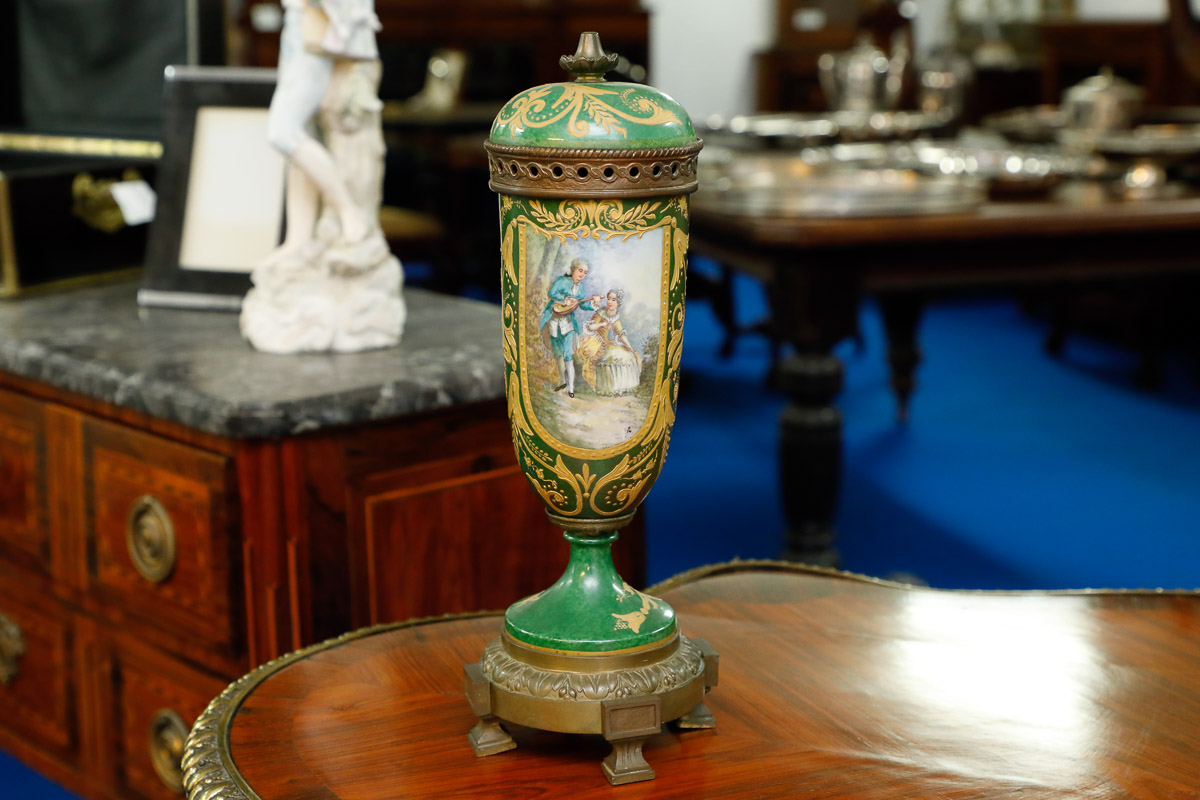 Vases with lid and cachepot in porcelain, France, 19th century - Furniture accessories Vases with lid and cachepot in porcelain, France, 19th century - Furniture accessories