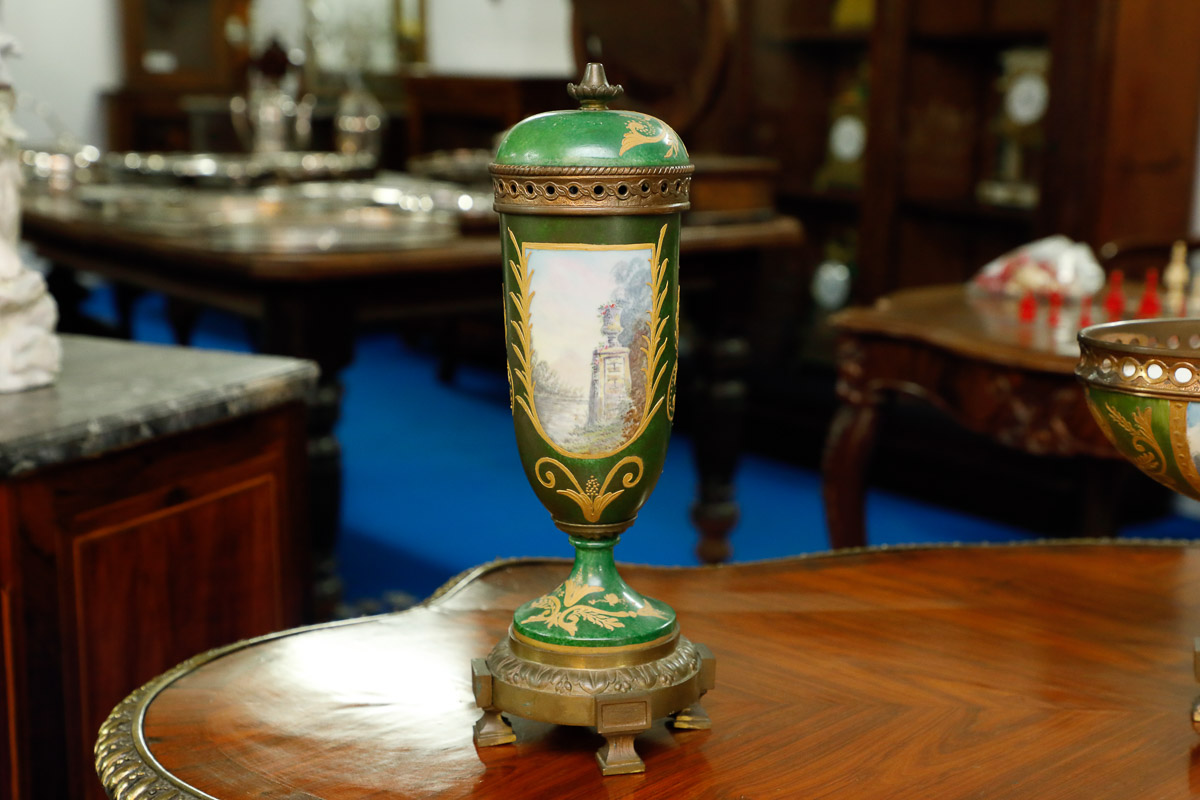 Vases with lid and cachepot in porcelain, France, 19th century - Furniture accessories Vases with lid and cachepot in porcelain, France, 19th century - Furniture accessories