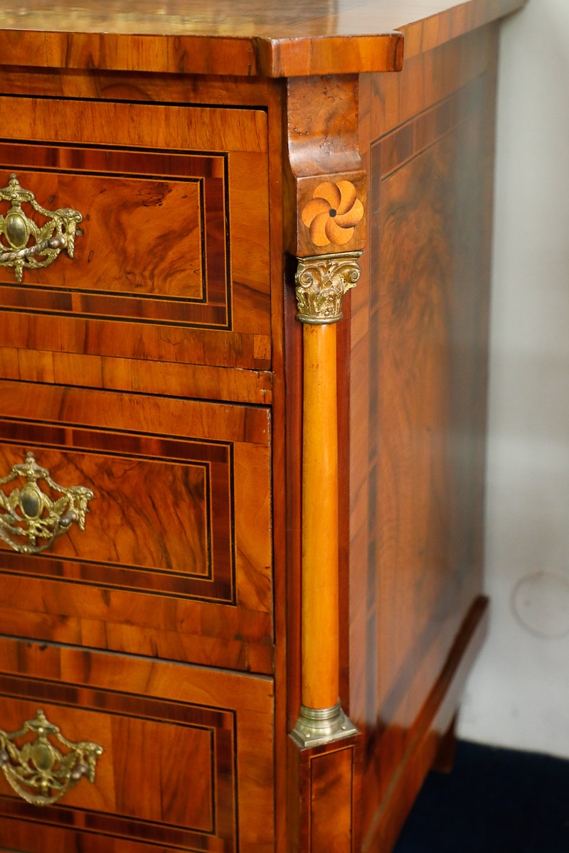 Three-drawer commode in walnut, early 19th century - Commodes Three-drawer commode in walnut, early 19th century - Commodes