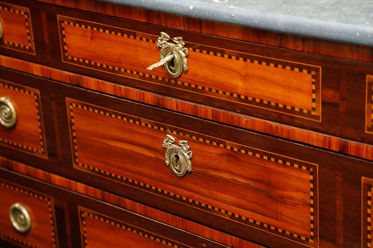 Comò in bois de roses a tre cassetti, Francia Epoca Fine 700 - Comò Comò in bois de roses a tre cassetti, Francia Epoca Fine 700 - Comò