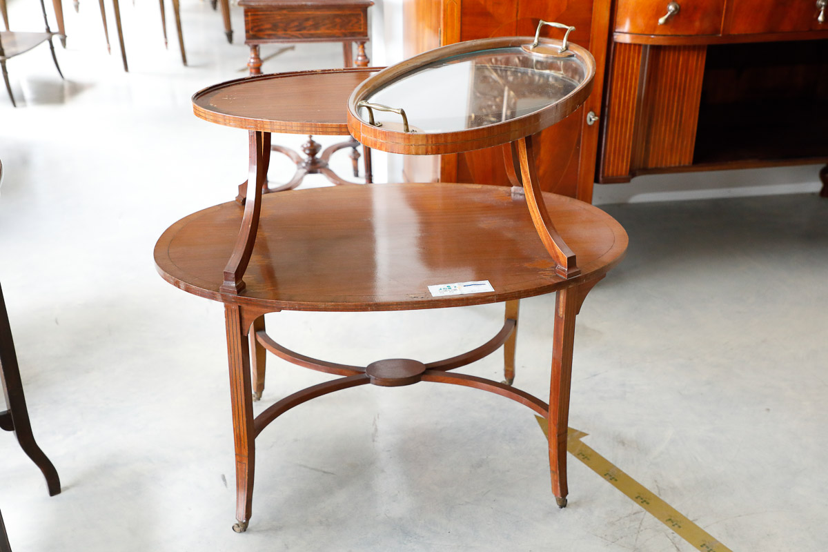 Two-level occasional table in mahogany, Victorian era - Tables and Desks Two-level occasional table in mahogany, Victorian era - Tables and Desks