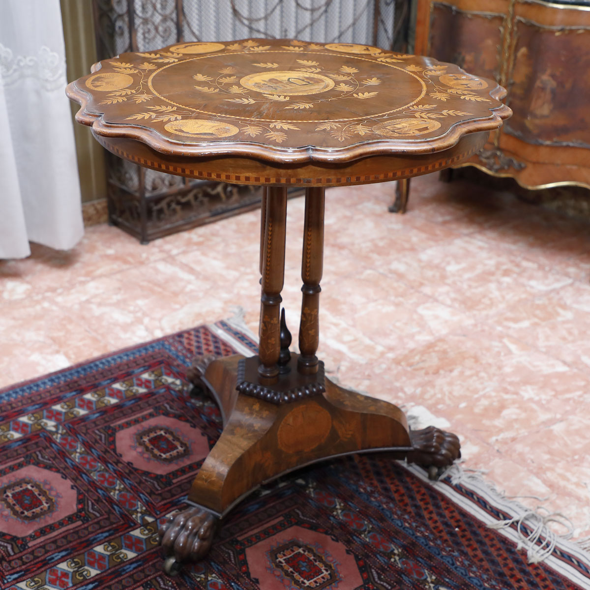 Tavolino in noce con piede ferino, Epoca Vittoriana - Tavoli e Scrittoi Tavolino in noce con piede ferino, Epoca Vittoriana - Tavoli e Scrittoi