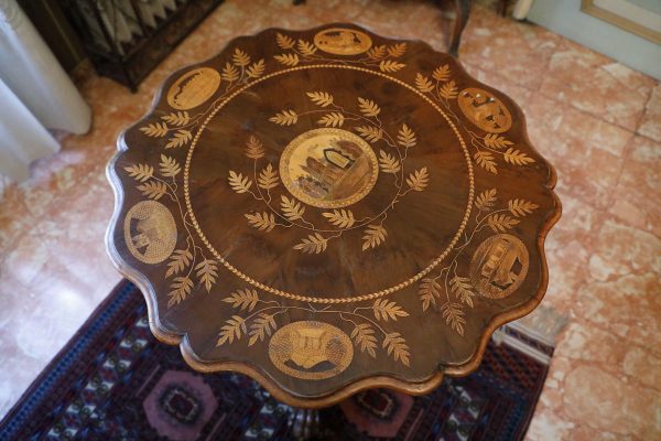 Tavolino in noce con piede ferino, Epoca Vittoriana - Tavoli e Scrittoi