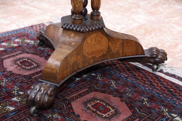 Tavolino in noce con piede ferino, Epoca Vittoriana - Tavoli e Scrittoi