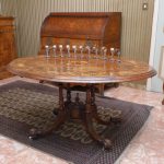 Occasional table in walnut with beast foot, Victorian era - Tables and Desks Occasional table in walnut with beast foot, Victorian era - Tables and Desks