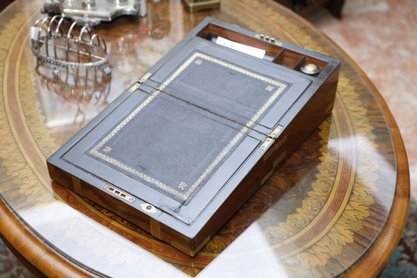 Scatola scrittoio da viaggio in noce con inserti in ottone, 800 - Tavoli e Scrittoi