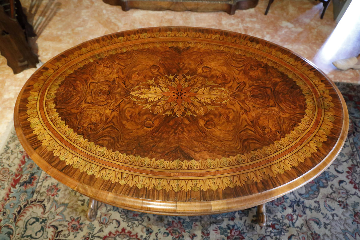 Tavolo in radica di noce con intarsi, Epoca Vittoriana - Tavoli e Scrittoi Tavolo in radica di noce con intarsi, Epoca Vittoriana - Tavoli e Scrittoi