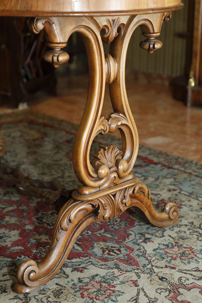 Tavolo in radica di noce con intarsi, Epoca Vittoriana - Tavoli e Scrittoi Tavolo in radica di noce con intarsi, Epoca Vittoriana - Tavoli e Scrittoi