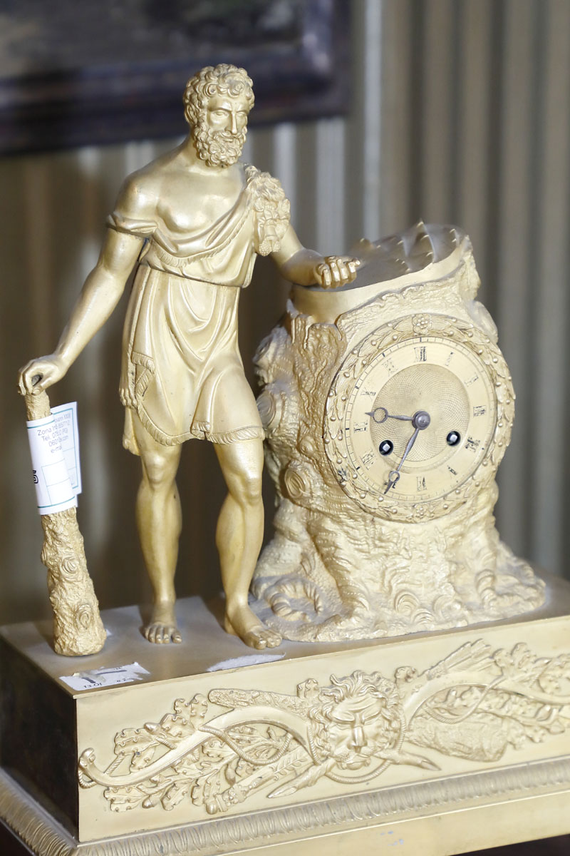 Orologio in bronzo dorato raffigurante Sansone, 800 - Complementi d'arredo Orologio in bronzo dorato raffigurante Sansone, 800 - Complementi d'arredo