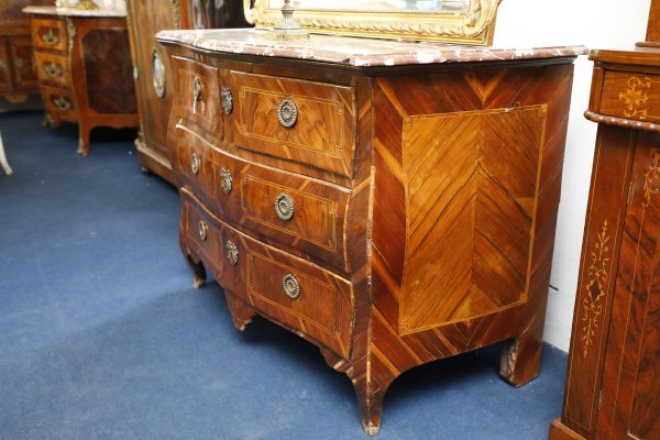 Comò bombato con piano in marmo, Francia Luigi XIV - Comò