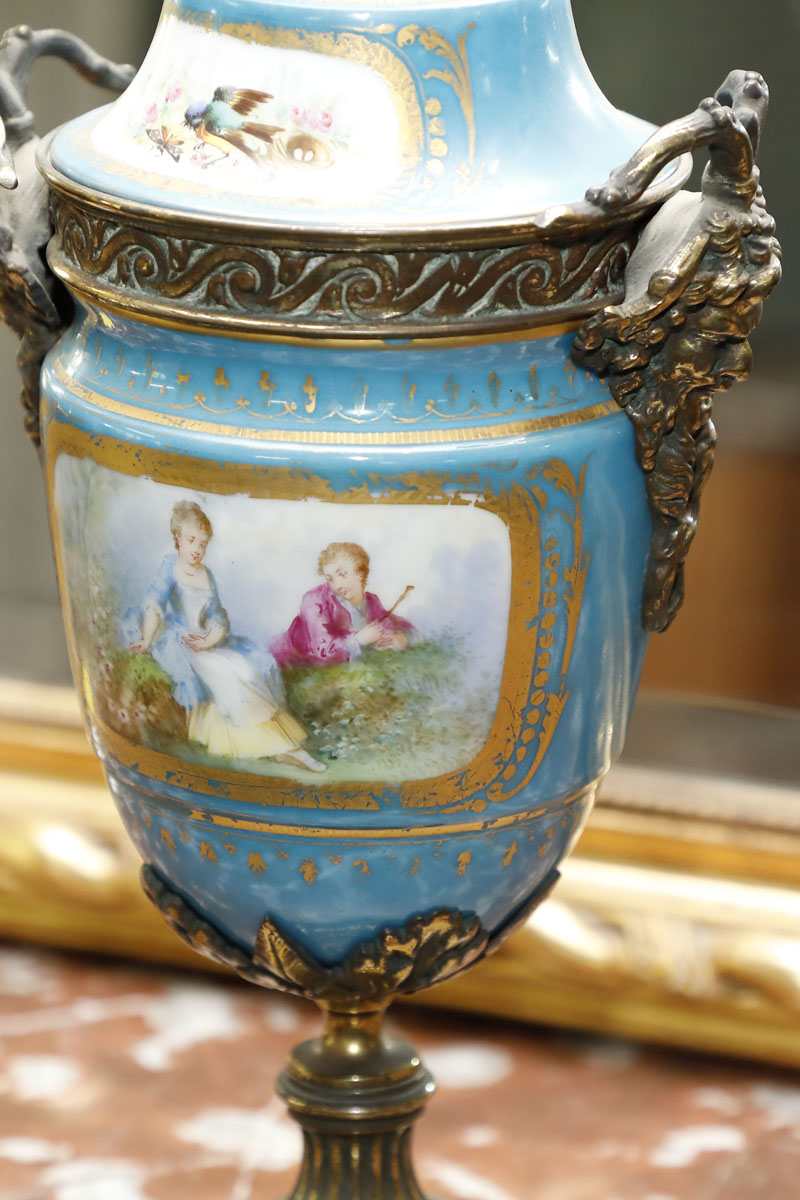 Vase in Sevres porcelain and gilded bronze, 19th century - Furniture accessories Vase in Sevres porcelain and gilded bronze, 19th century - Furniture accessories