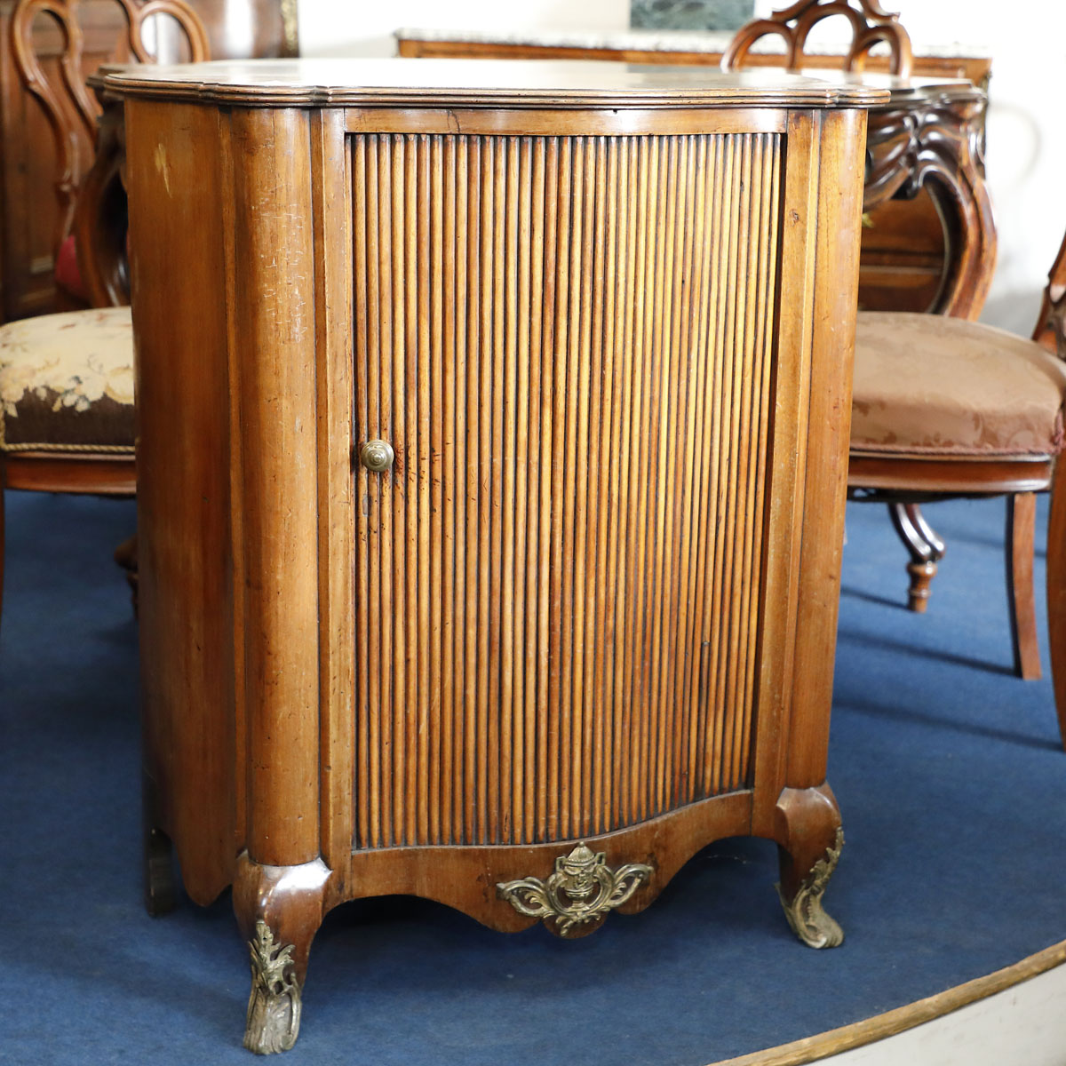 Credenza in noce a due sportelli con colonne, Francia - Credenze