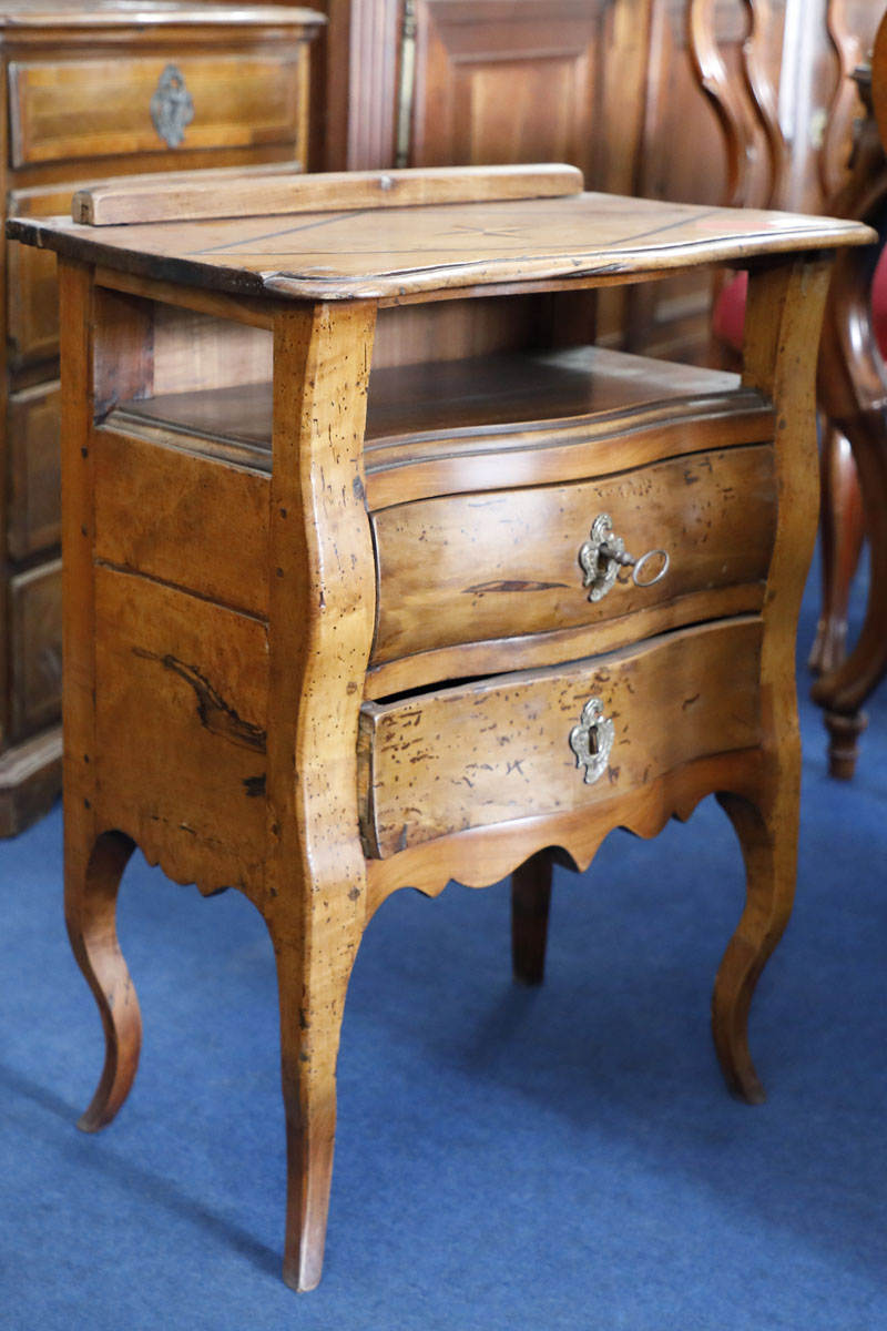 Bedside table in walnut with drawers, France, 18th century - Bedside tables Bedside table in walnut with drawers, France, 18th century - Bedside tables
