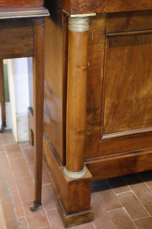 Credenza in noce a due sportelli con colonne, Francia - Credenze