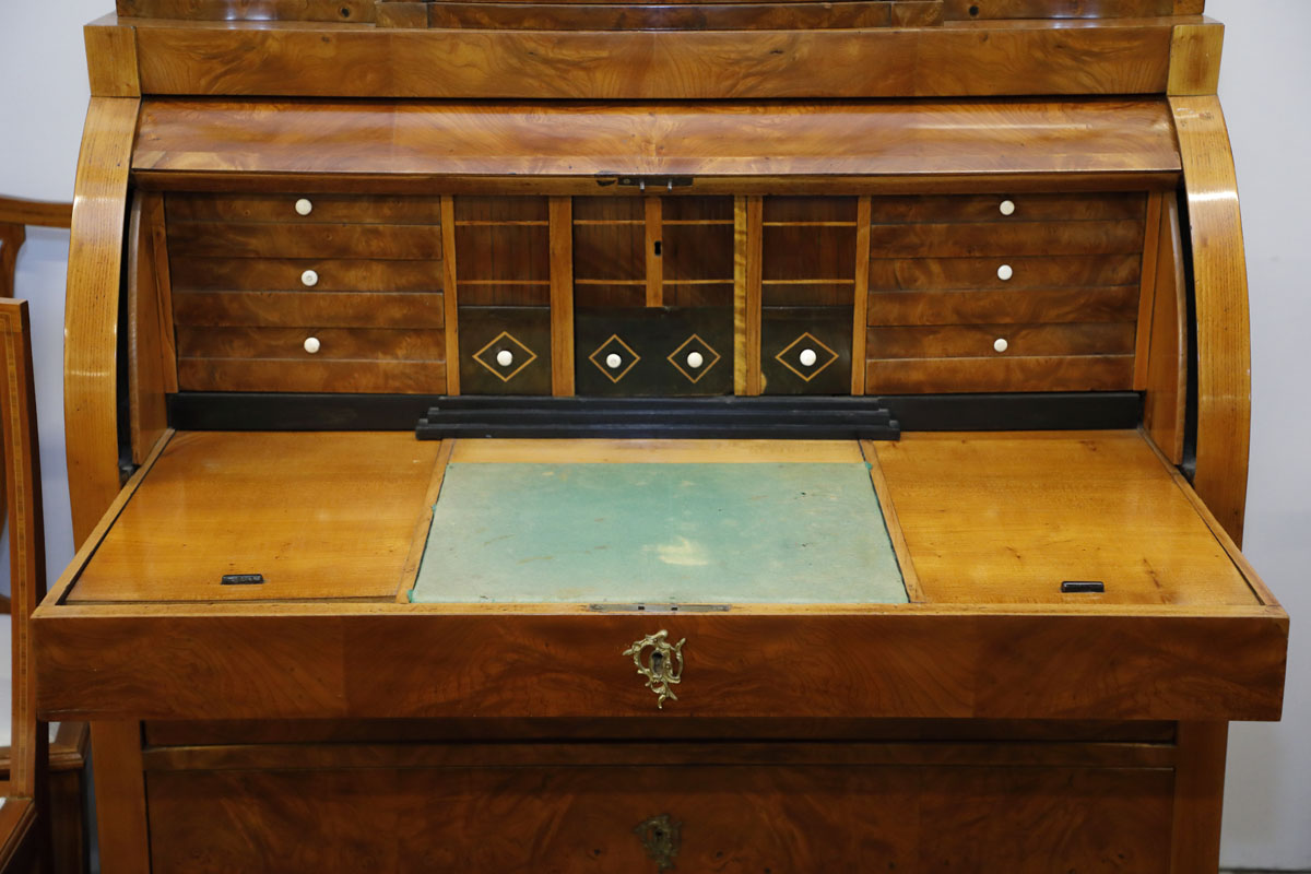 Trumeau in elm brier-root, Scandinavian origin - Secretaires and Flap Chests, Tables and Desks Trumeau in elm brier-root, Scandinavian origin - Secretaires and Flap Chests, Tables and Desks