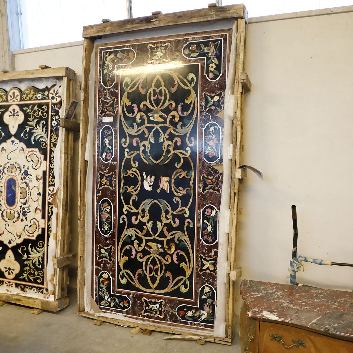 Piano di marmo a fondo bianco con intarsi con pietre - Complementi d'arredo, Tavoli e Scrittoi Piano di marmo a fondo bianco con intarsi con pietre - Complementi d'arredo, Tavoli e Scrittoi